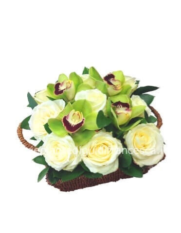 Cestino di rose quadrato con orchidee