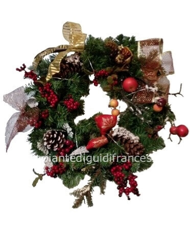 Coroncina natalizia con abete, bacche e decori.