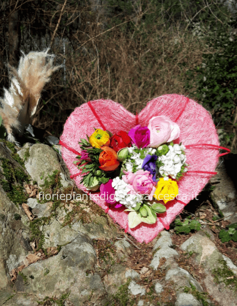 Cuore con fiori a bouquet