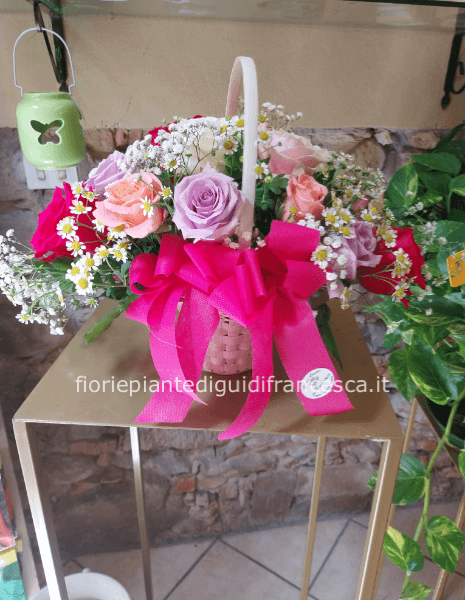 Cestino con fiori misti primavera