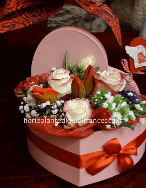 Scatola a forma di cuore con fiori misti