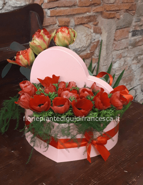 Scatola a forma di cuore  con anemoni