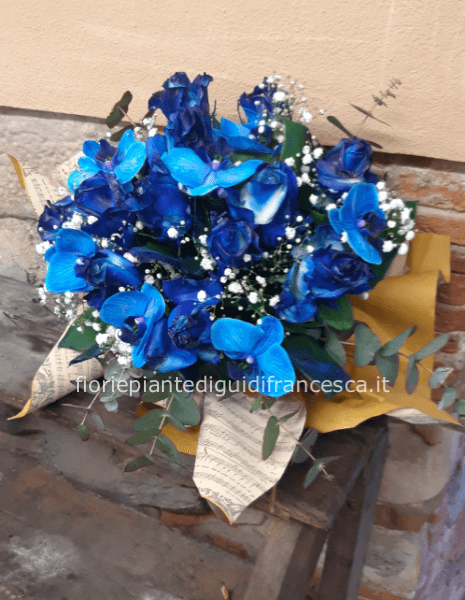 bouquet di rose e orchidea  di colore blu