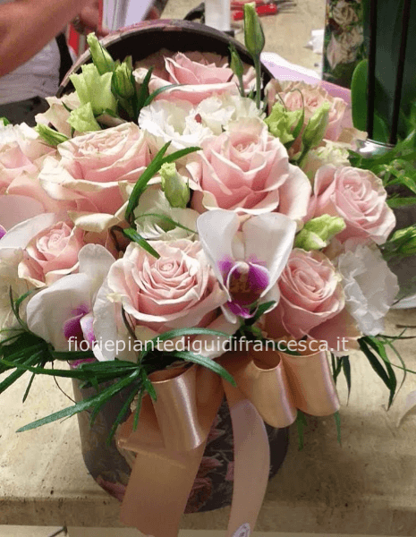 Fiori in scatola a cilindro