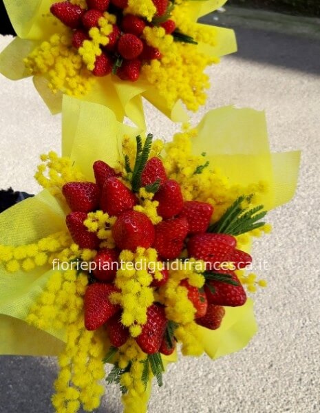 Bouquet di mimosa e fragole